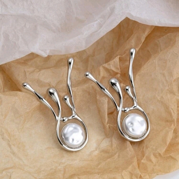 "Lucaz" Faux Pearl Decor Irregular Earrings - Picture 2 of 3